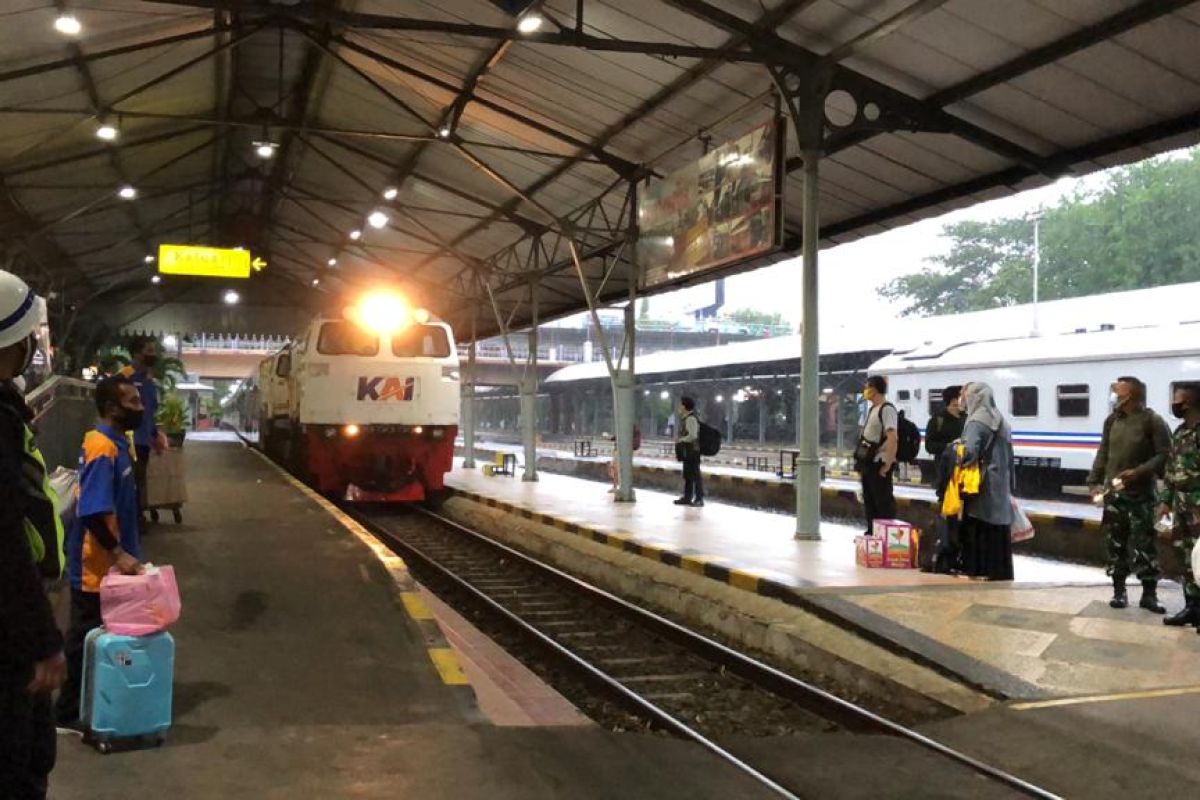 Kereta menuju Daop Surabaya terlambat tiba akibat banjir Semarang