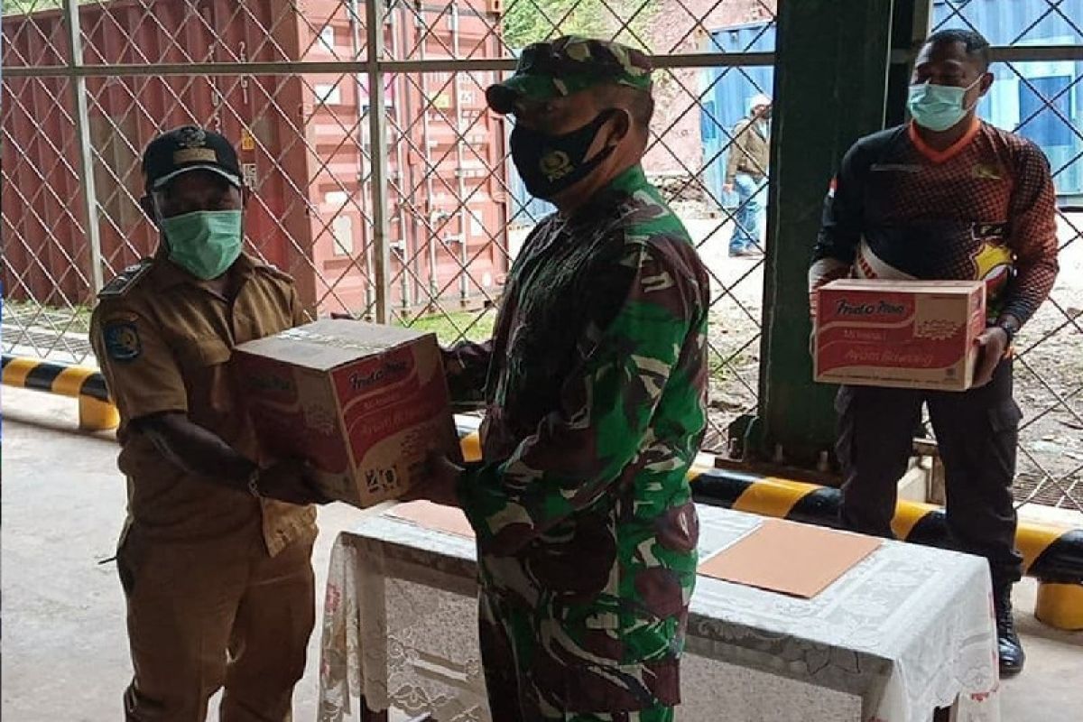 Koramil Tembagapura beri bantuan sembako warga Banti