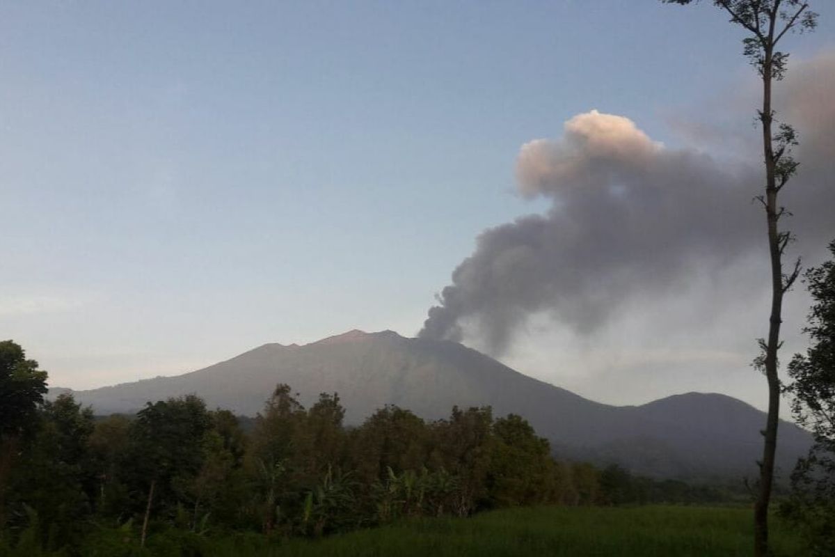 Ash rain blankets Banyuwangi after Mt Raung erupts