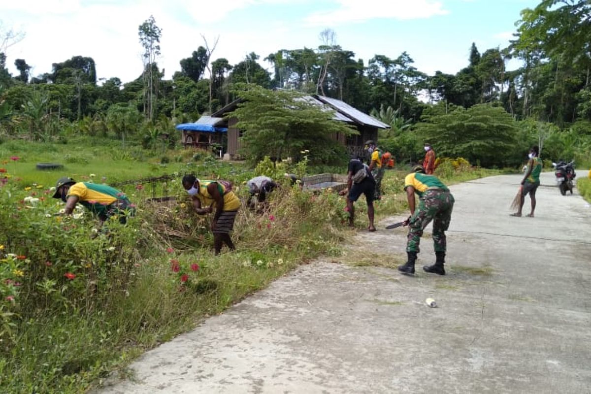 Indonesian soldiers in Papua help clean Mosso village's street