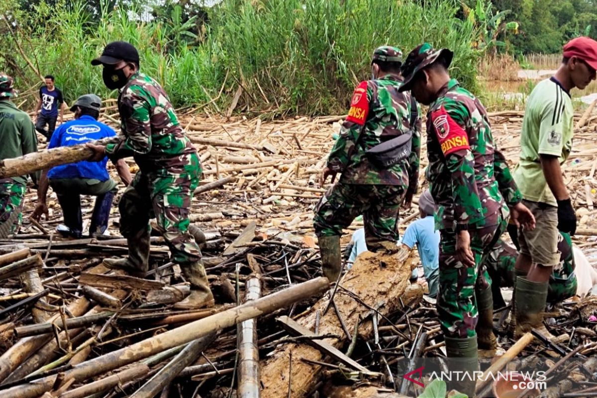 TNI bersama rakyat bersihkan Sungai Barabai dari sampah pascabanjir