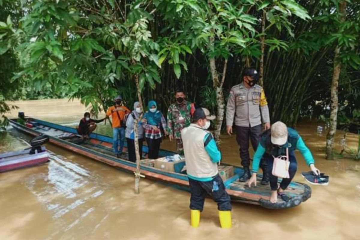 Tim medis berikan pelayanan kesehatan bagi warga korban banjir