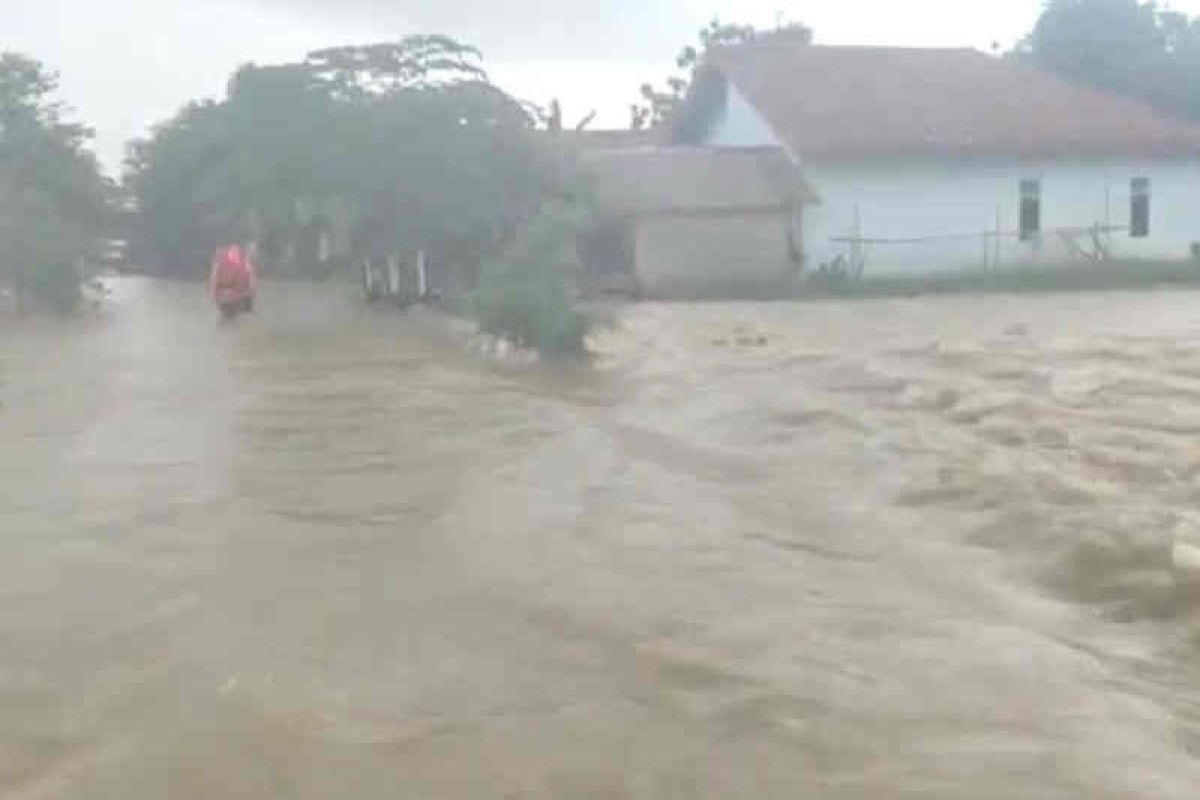 Intensitas hujan tinggi, ratusan rumah terendam banjir di Jabar