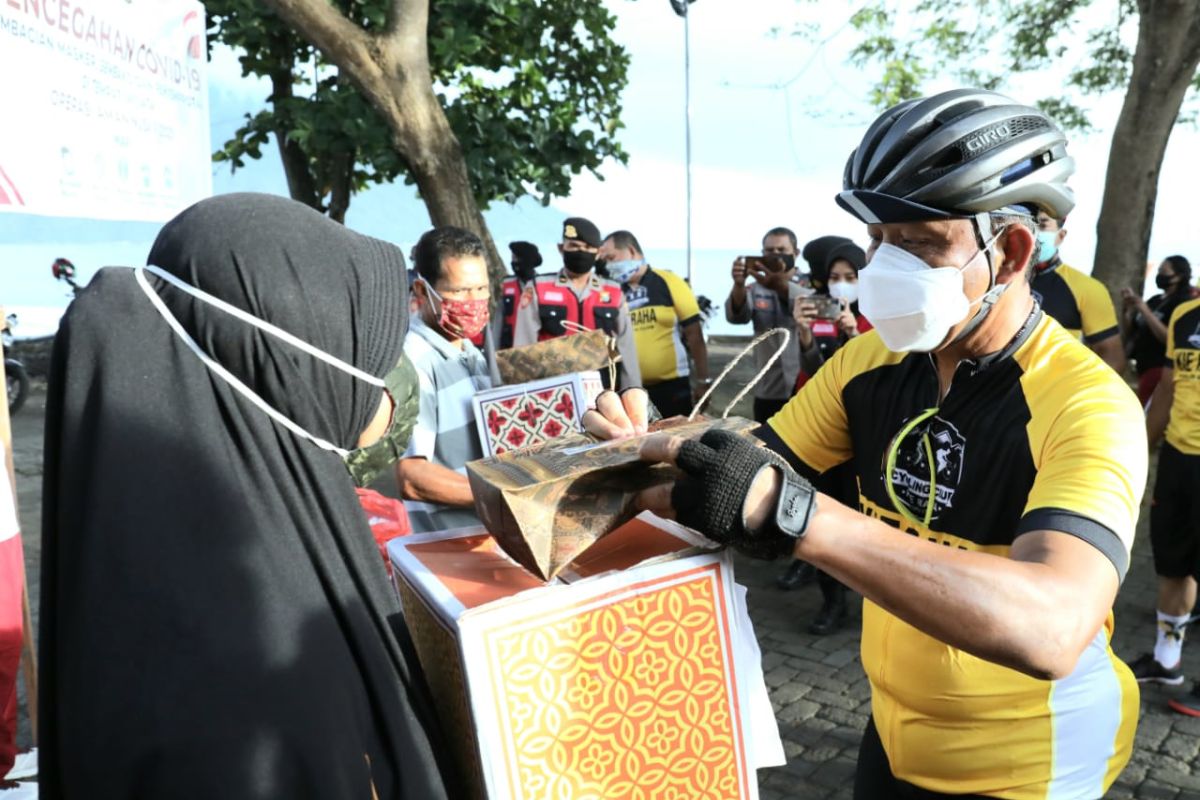 Polda Malut semprotkan desinfektan di kawasan wisata di Kota  Ternate