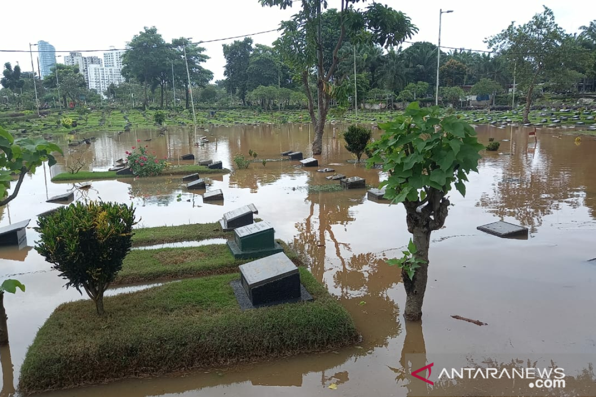 Genangan di TPU Karet Bivak sudah surut