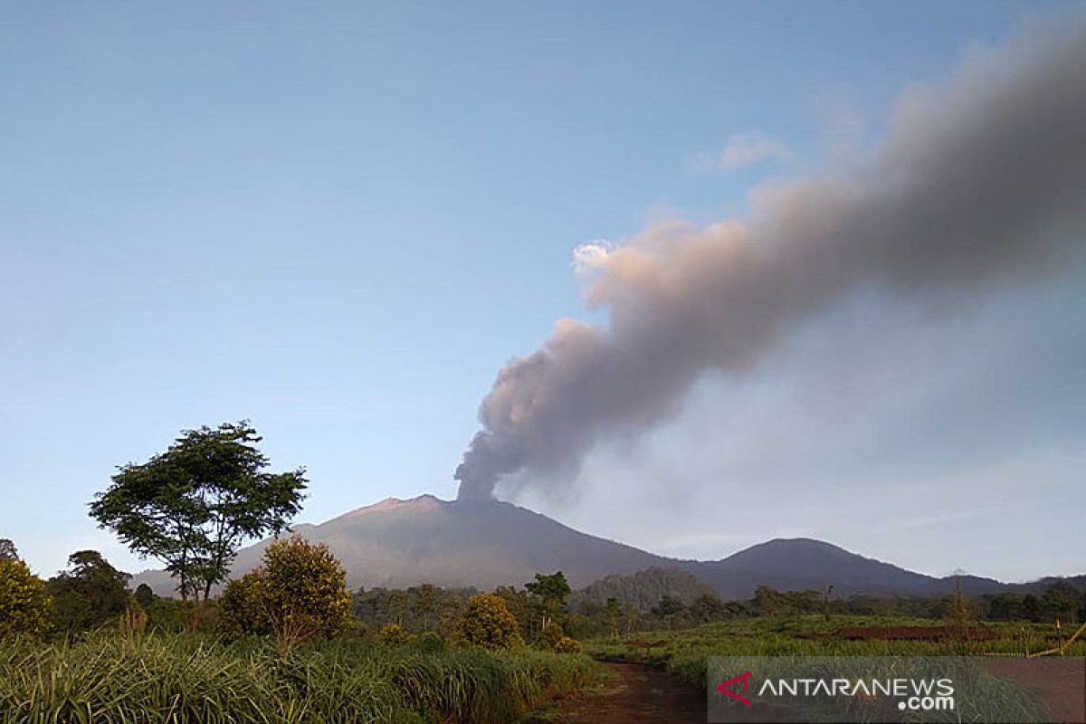 Erupsi Gunung Raung meningkat, Banyuwangi hujan abu