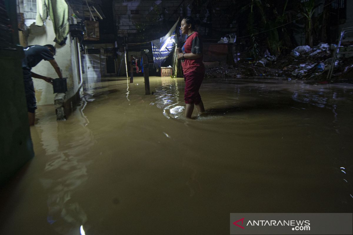 Sejumlah wilayah di Jakarta dilanda banjir Minggu malam