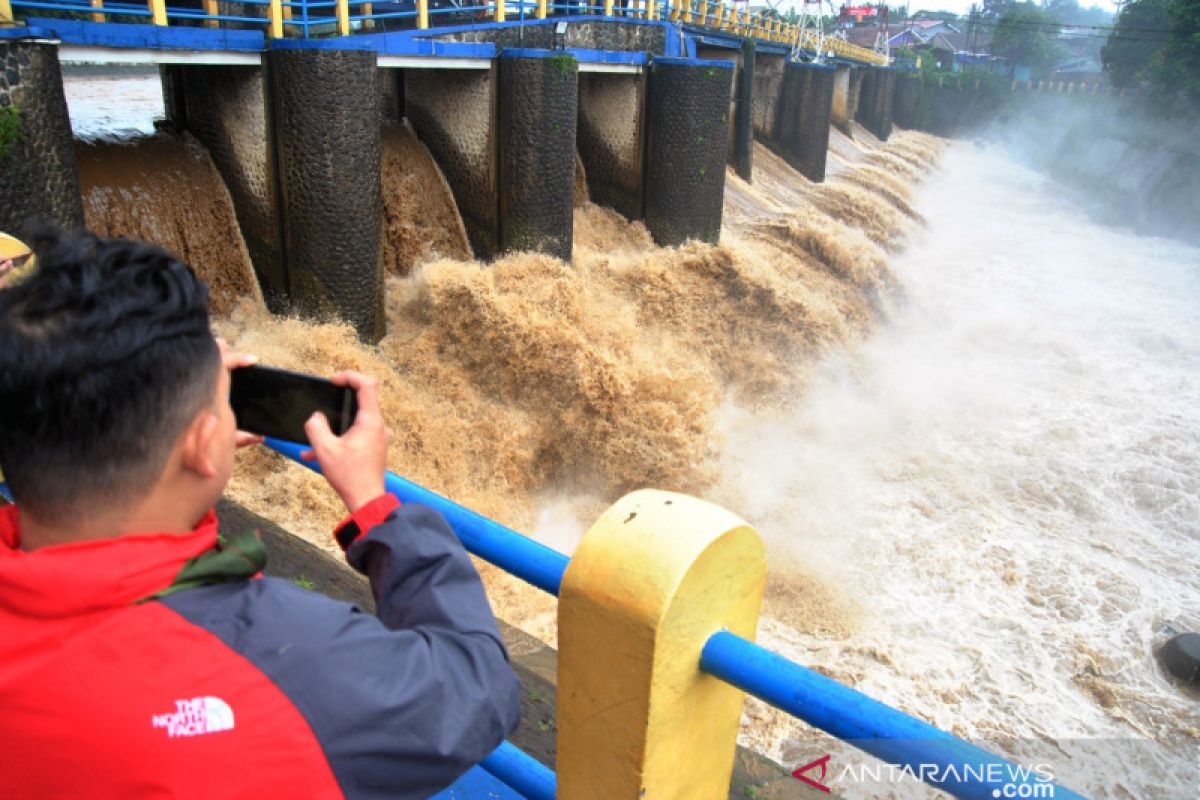 BMKG ingatkan sejumlah daerah masih berpotensi hujan lebat dan banjir