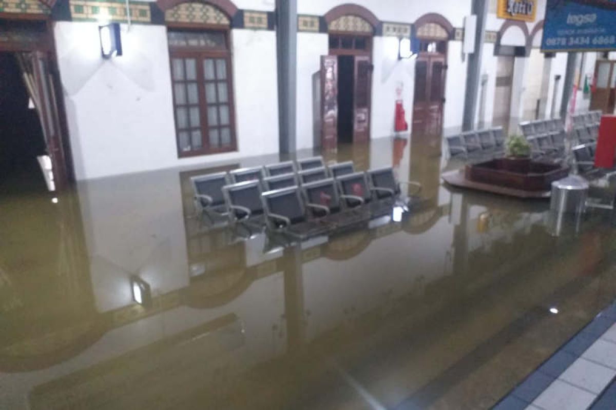 Bandara dan Stasiun Semarang kebanjiran, Menhub tinjau simpul-simpul transportasi