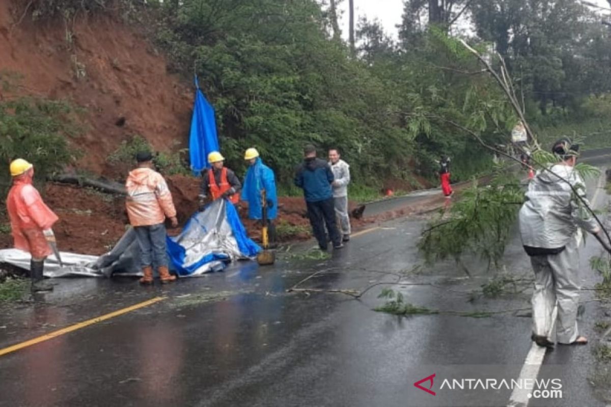 Polisi Cianjur lakukan sistem buka tutup di Jalur Puncak