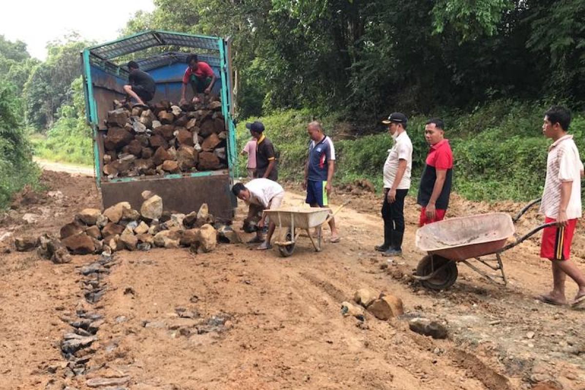 Dinas PUPR kerahkan alat berat perbaiki jalan rusak di  Musi Banyuasin