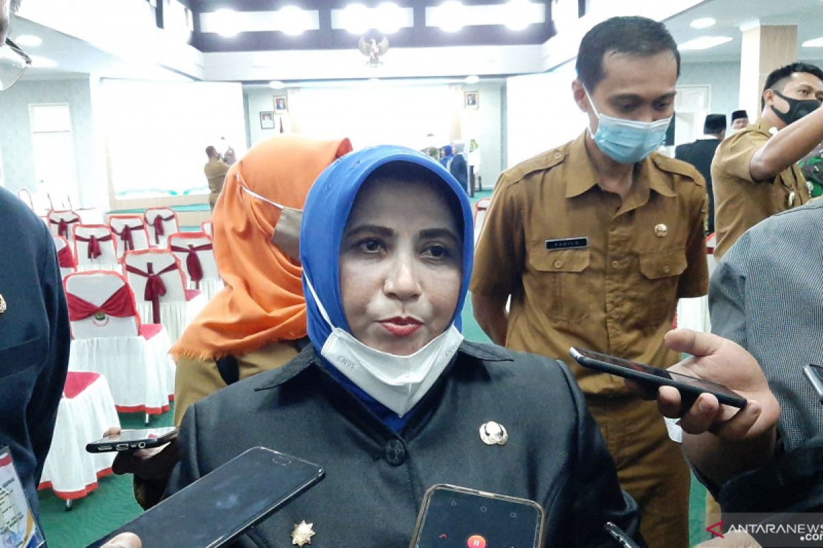 Rahma laporkan akun facebook  Rudi Irawan ke Polres  Tanjungpinang