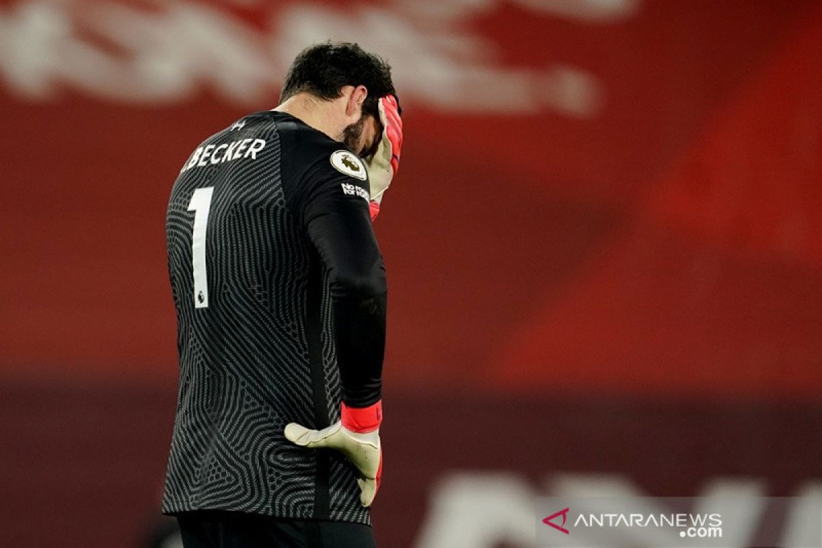 Dua blunder Alisson beri kemenangan bagi City di Anfield