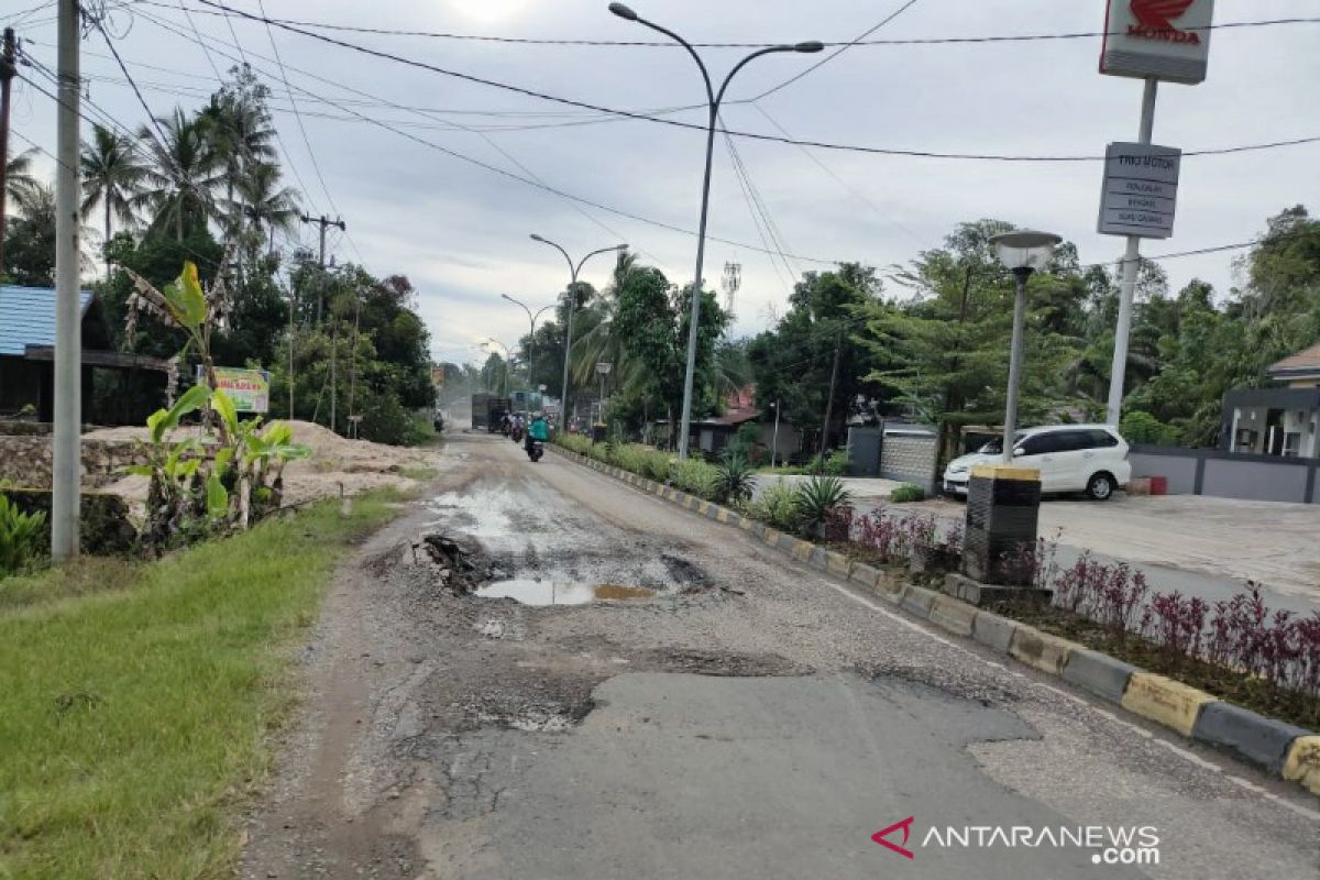 DPRD minta DPUPR perbaiki Jalan Pahlawan Buntok