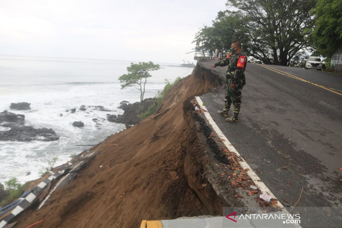 Kementerian PUPR akan memperbaiki jalan longsor di Senggigi Lombok