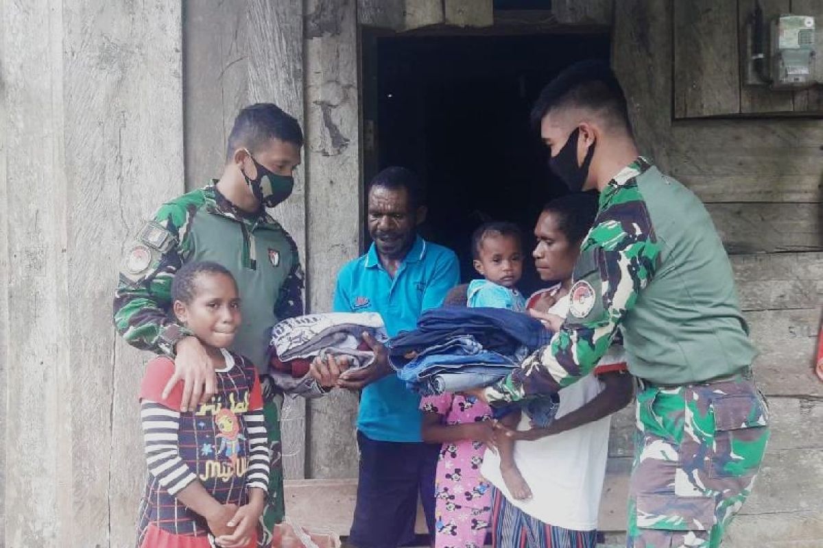 TNI memberi bantuan pakaian warga kampung di perbatasan RI-PNG