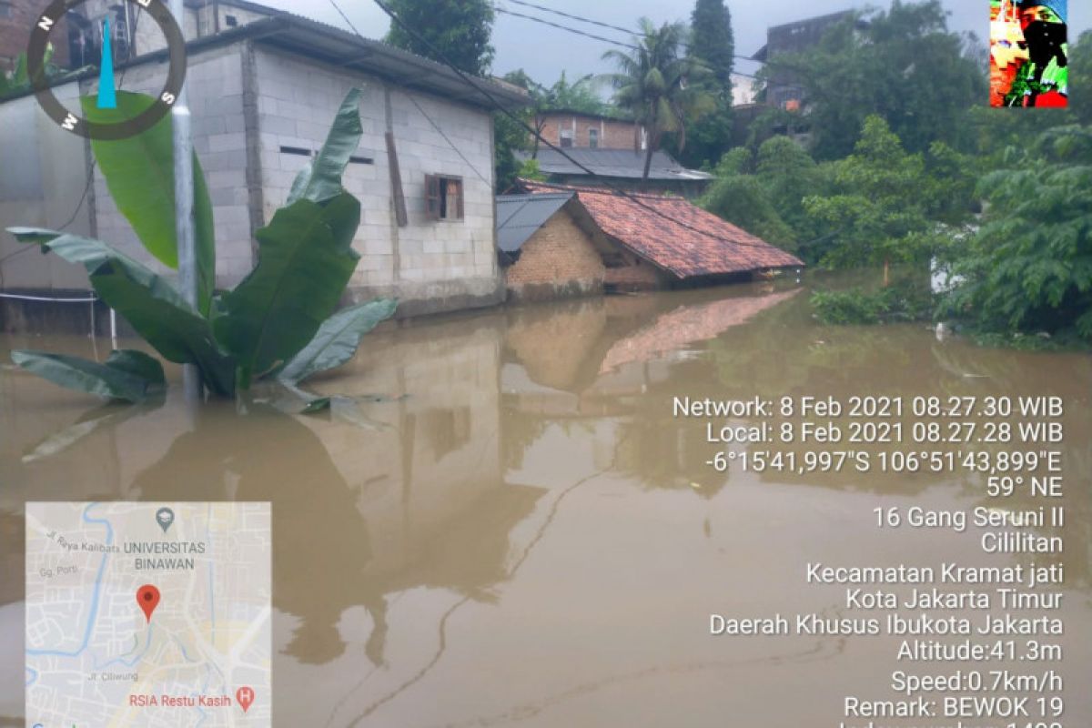 Tinggi banjir di Cililitan sentuh atap rumah sebagian warga