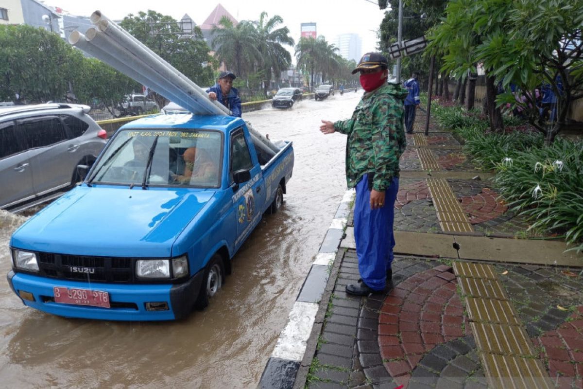 Jakarta provides 100 tents for flood victims testing COVID positive