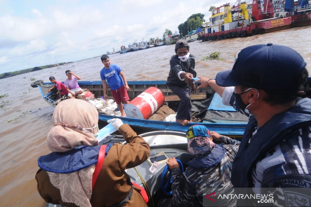 TNI AL susur sungai edukasi protokol kesehatan bagi warga pesisir