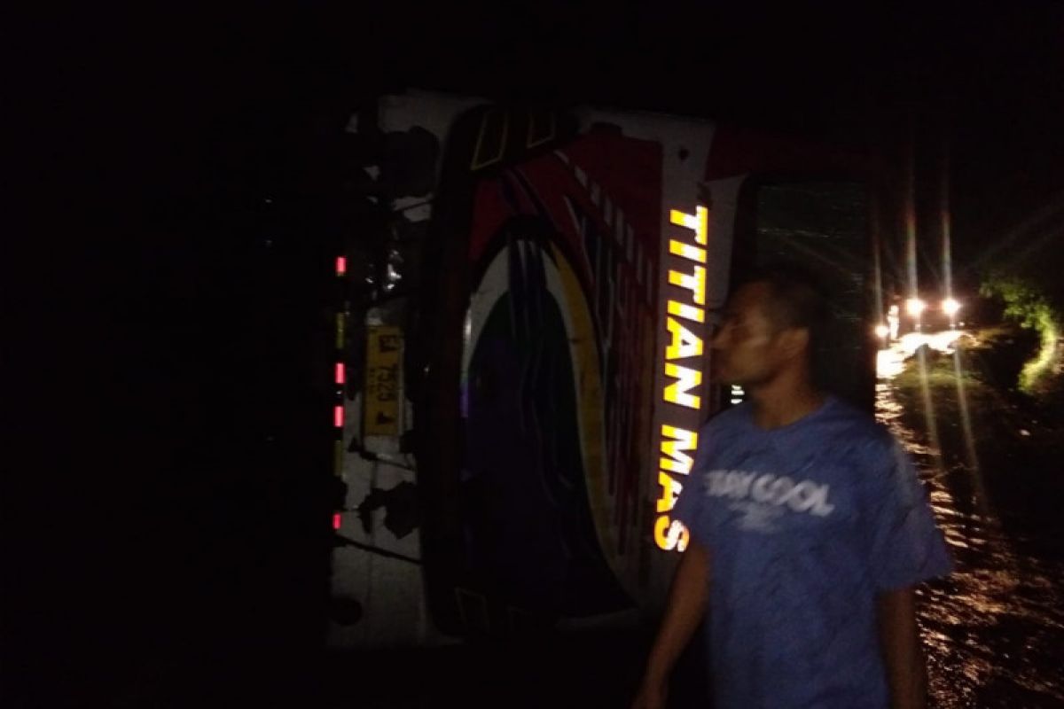 Bus Titian Mas jurusan Dompu-Mataram terbalik di Manggelewa, satu meninggal