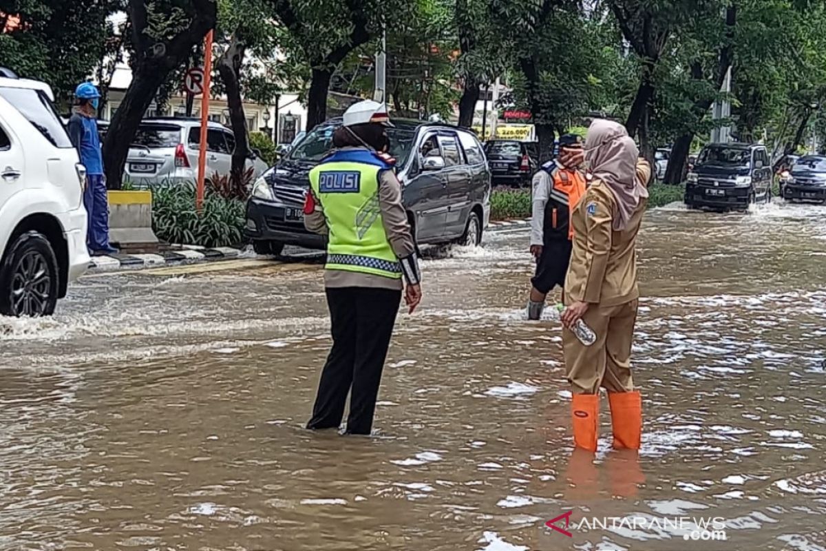 Genangan di Bungur Raya akibat luapan Kali Ciliwung Lama