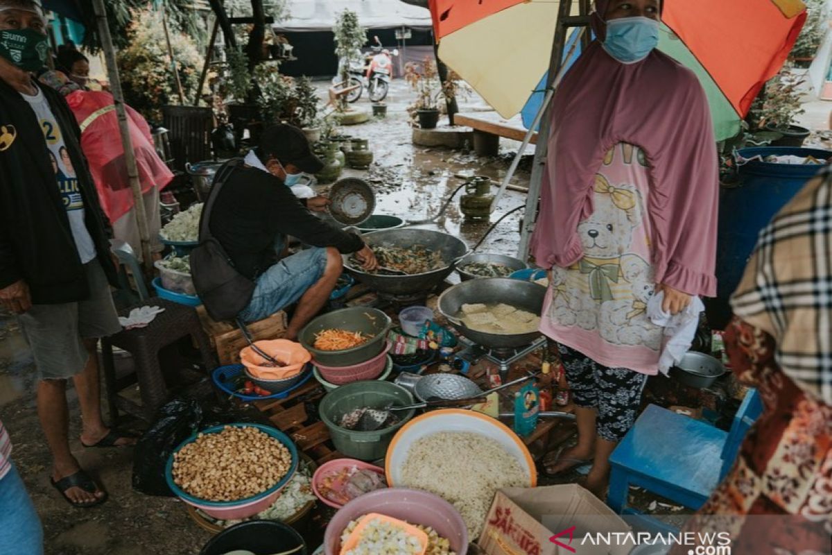 Ratusan warga Karawang terpaksa mengungsi akibat banjir