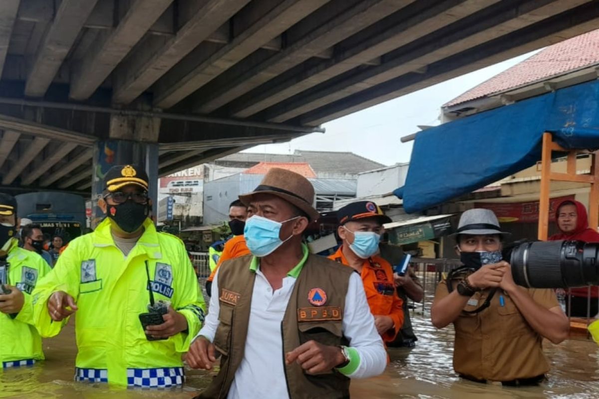 Banjir di jalur pantura akibat luapan air Sungai Cipunagara