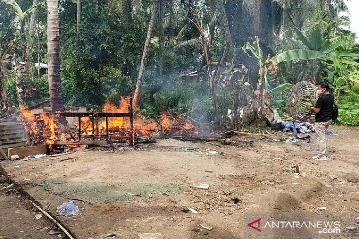 Polisi Jambi gerebek dan bakar bangunan tempat judi sabung ayam