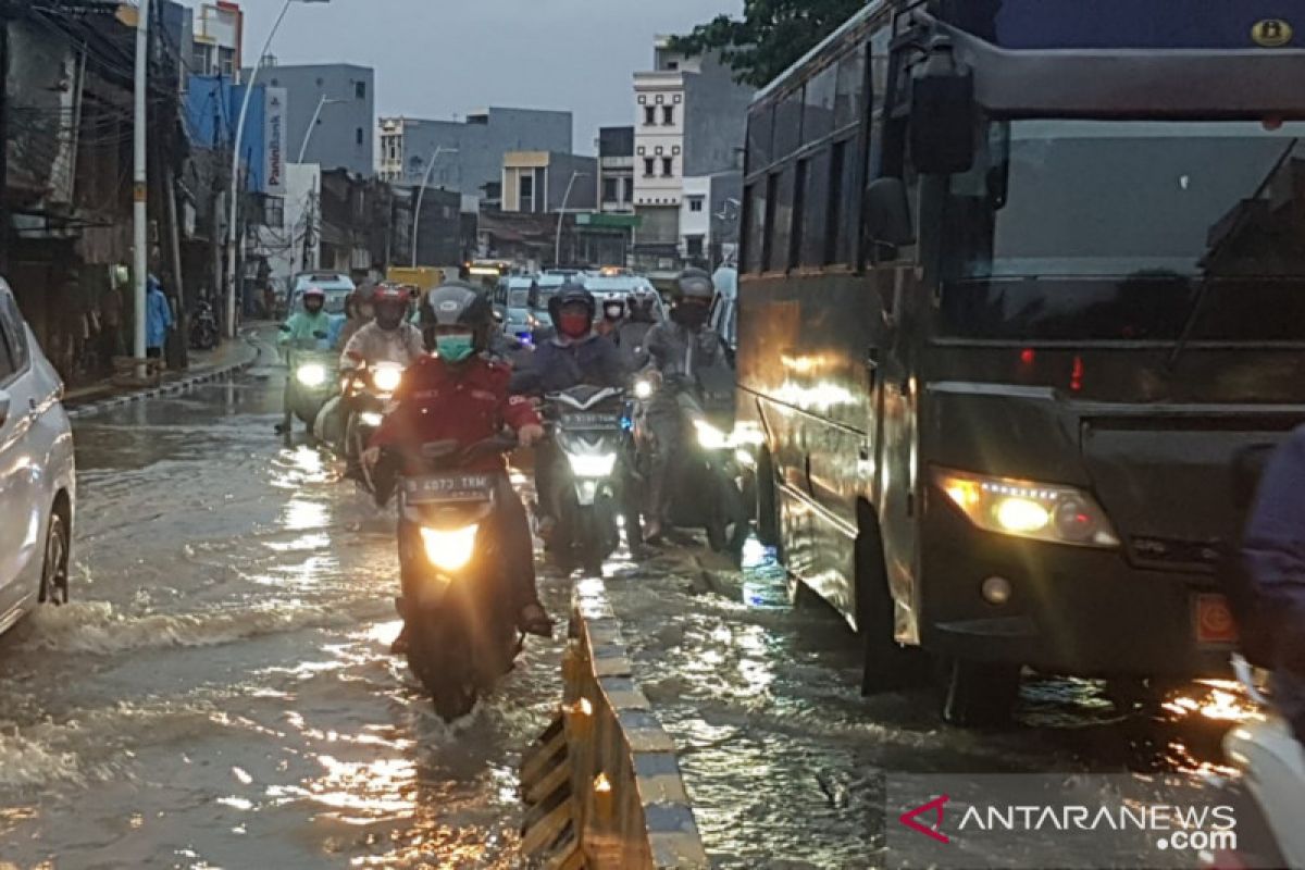 Lalin di  Jalan Jatinegara Barat tersendat akibat genangan