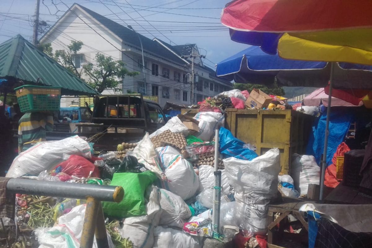 Warga minta Pemkot Ternate serius tangani masalah sampah