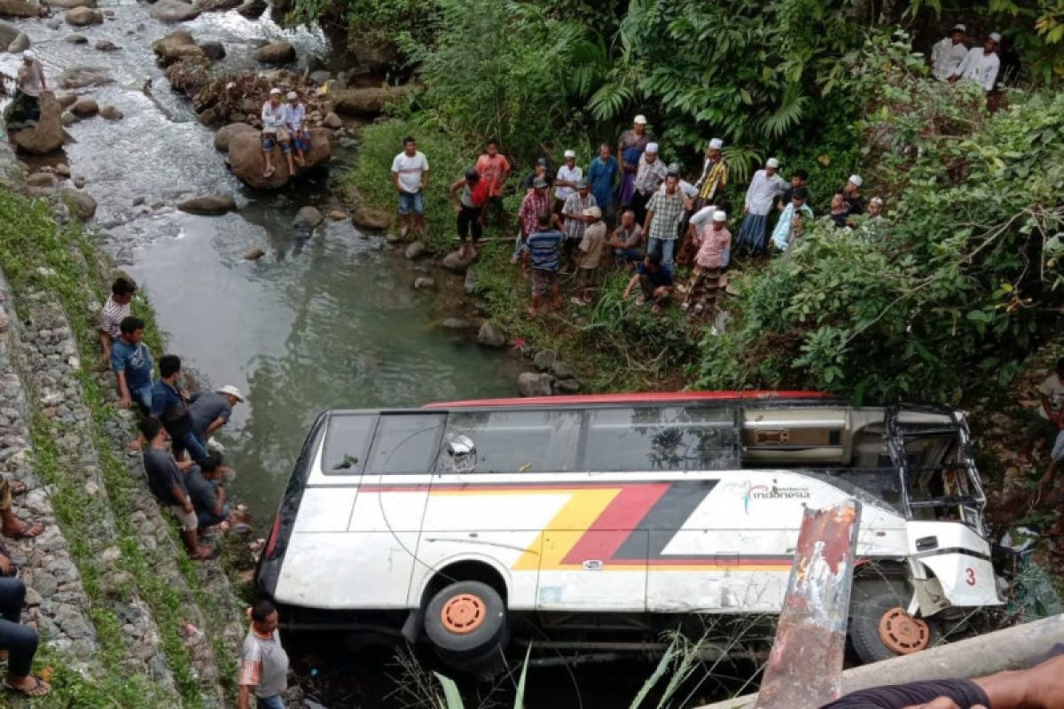 Tiga pejabat Agam korban bus terjun ke sungai dirawat di RSUD Lubukbasung