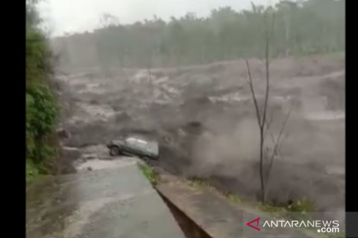 Mobil pengangkut  BBM terseret banjir lahar dingin Gunung Semeru