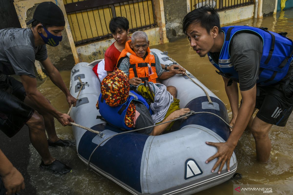 Kemarin, soal vaksin untuk umum dan banjir di Jakarta