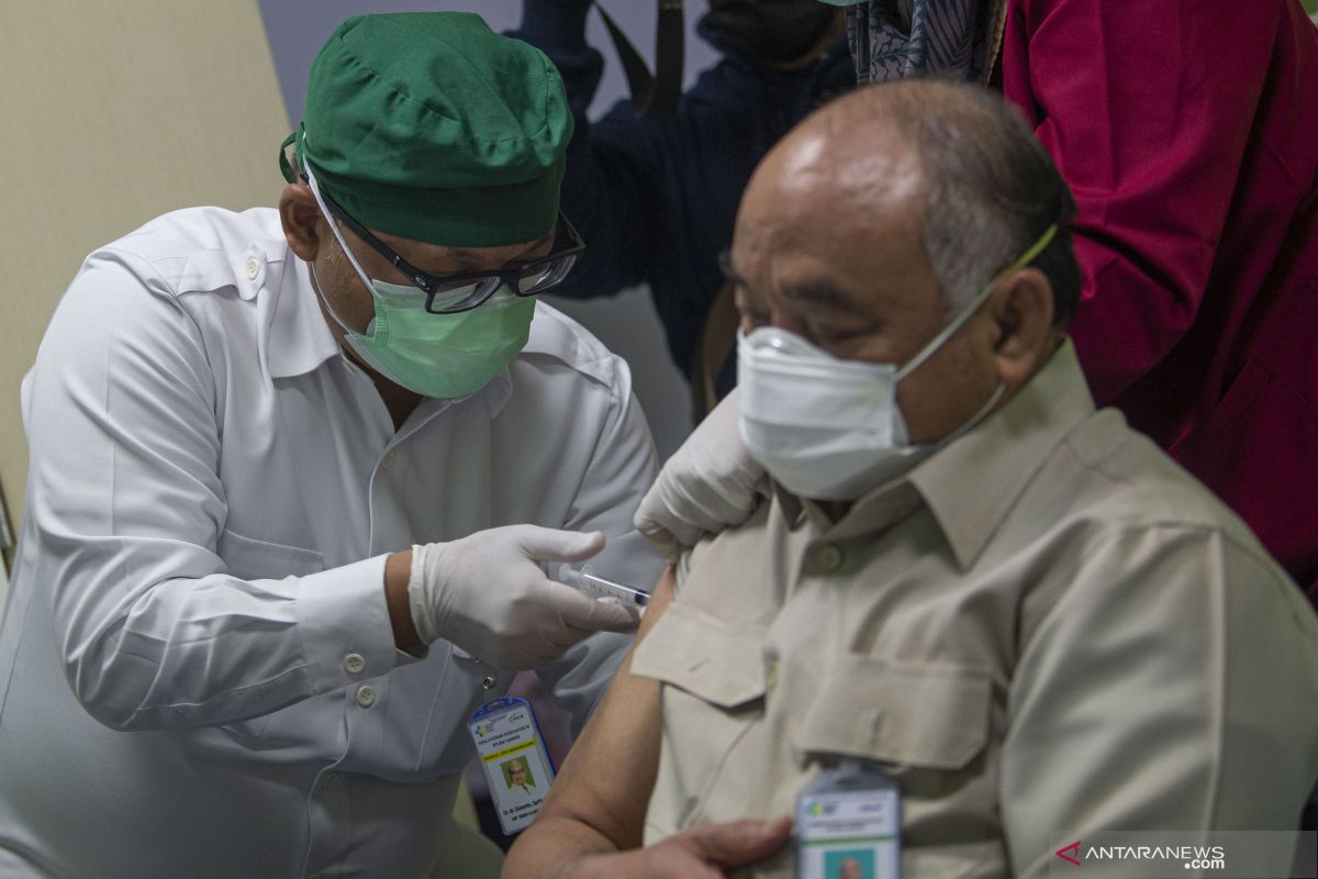 Tenaga kesehatan lanjut usia di Jawa Timur mulai divaksin COVID-19