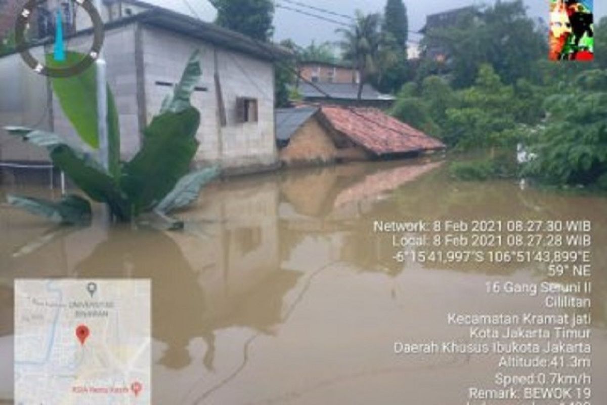 Tinggi banjir di Cililitan, Jakarta Timur sentuh atap rumah sebagian warga