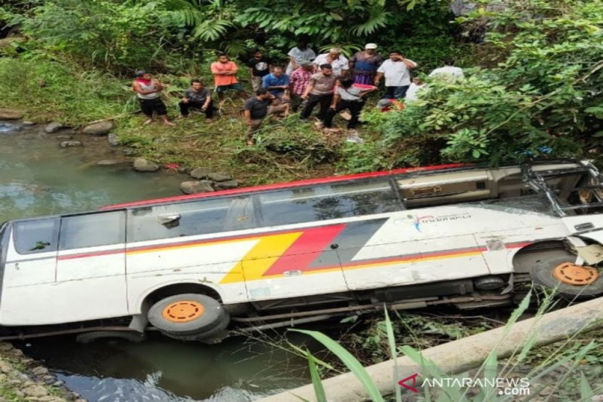 Dua tewas akibat bus masuk sungai di Mandailing