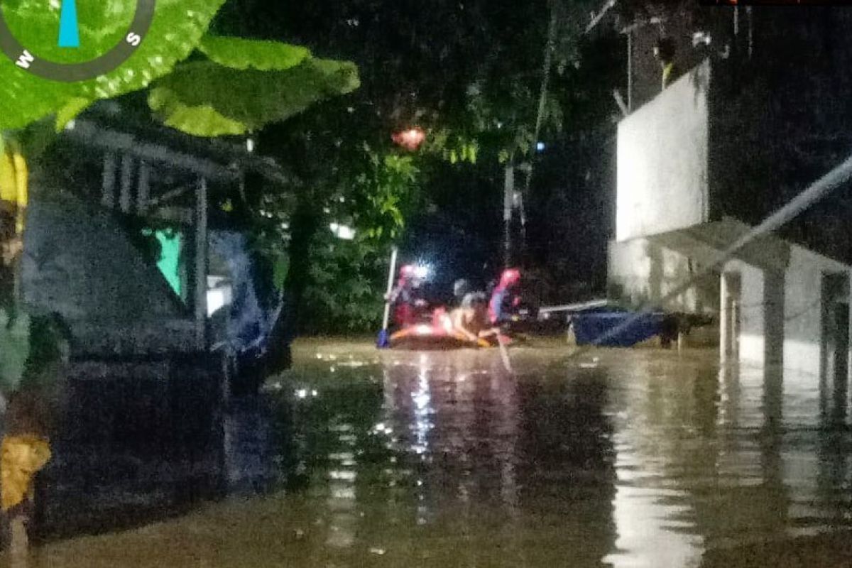 Banjir rendam rumah warga di Cililitan hingga setinggi atap