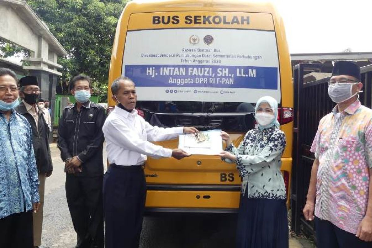 Intan Fauzi serahkan aspirasi satu unit bus sekolah untuk SMP Islam Taufiqurrahman Depok