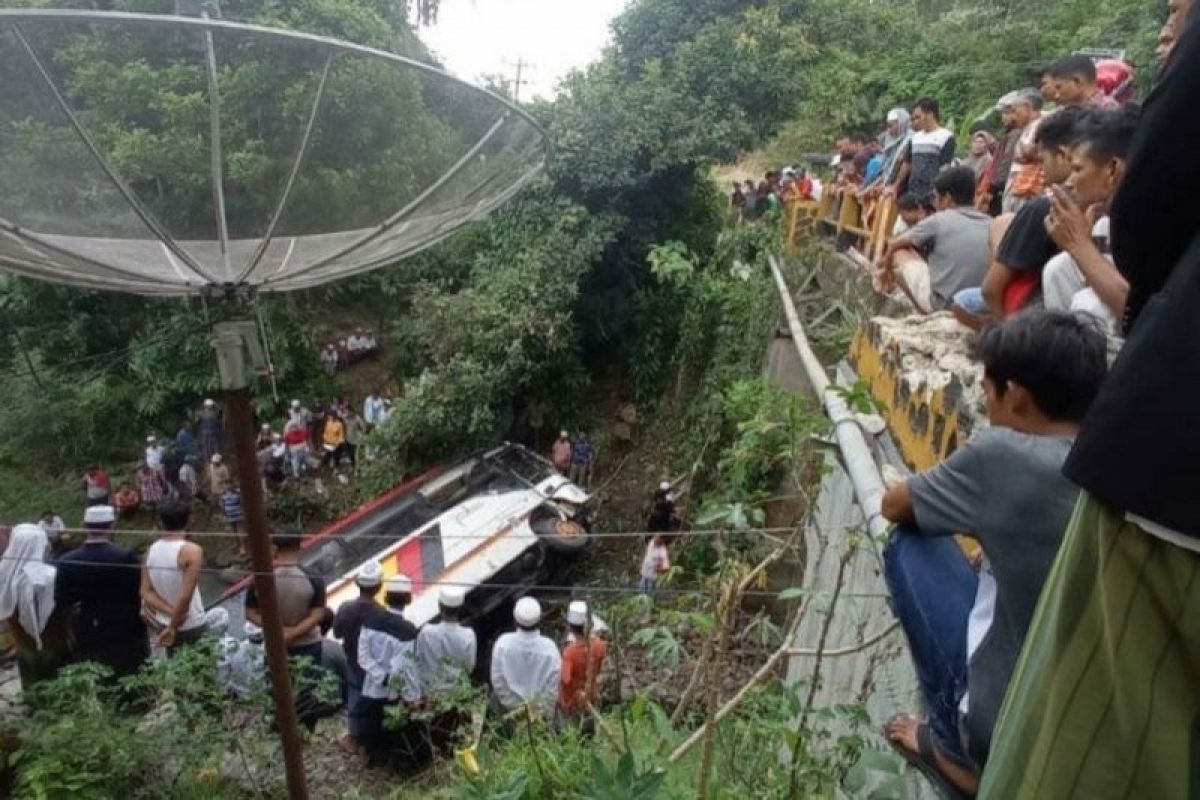 Mobil rombongan Kepala OPD Agam masuk jurang, dua orang meninggal dunia