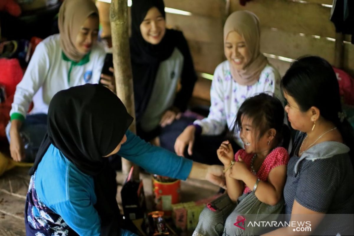 Lia kembali ceria setelah tertimbun tanah longsor di HST