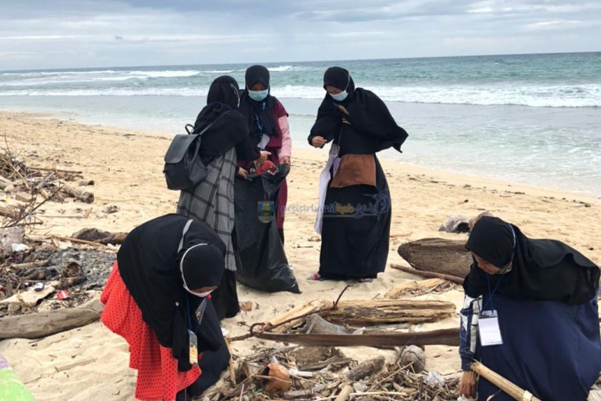 Bupati Pesisir Barat apresiasi kegiatan bersih-bersih pantai oleh IKAMM