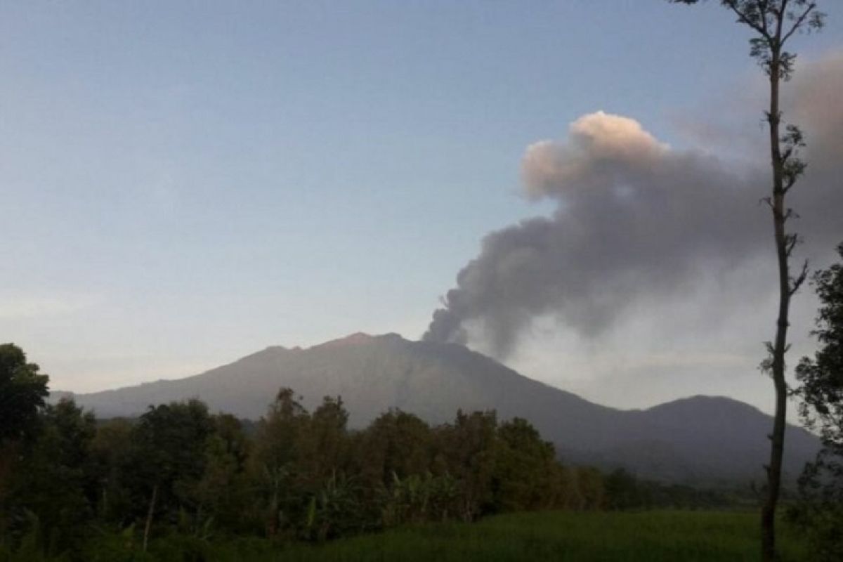 PPGA: Semburan abu Gunung Raung capai 2.000 meter