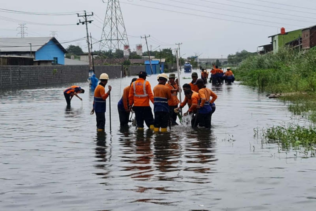 PT KAI tinggikan jalur KA terendam air di Semarang
