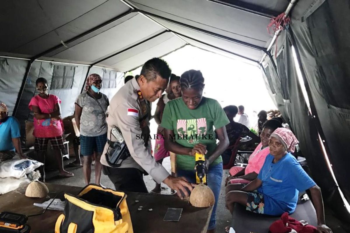 Remaja putri Asmat mahir membuat kancing baju dari batok kelapa