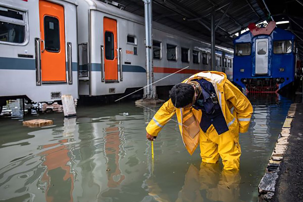 Northern Java railway travel normalizes as Semarang floods subside
