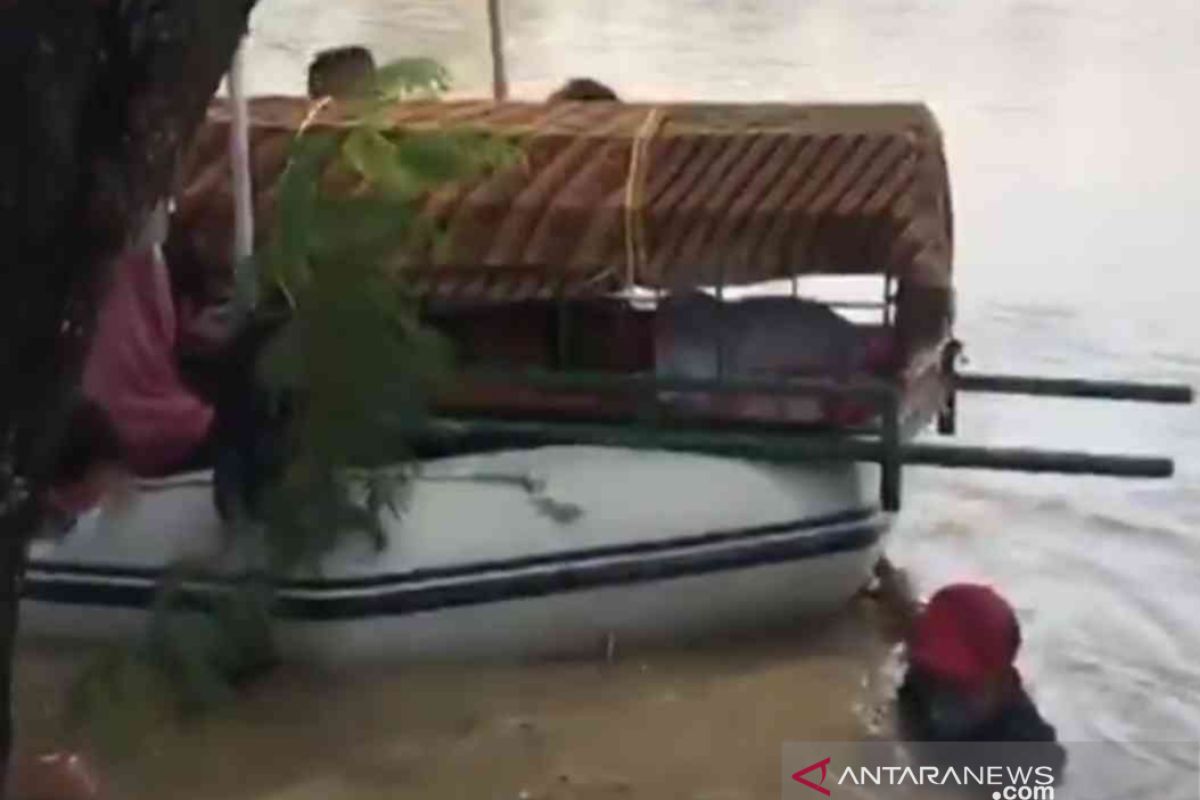 Warga Cikarang evakuasi jenasah Nenek Racin dengan perahu karet