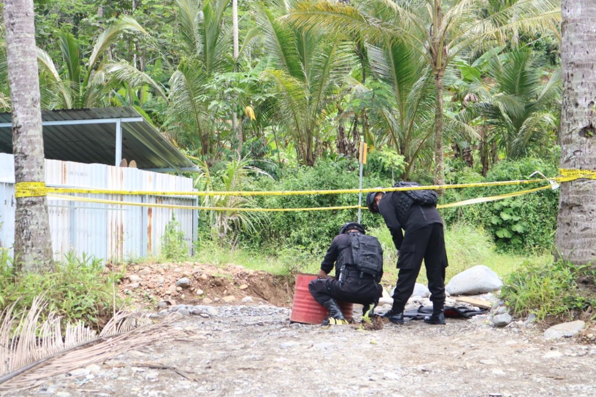 Polres Banjarnegara musnahkan granat nanas di pinggir Sungai Serayu