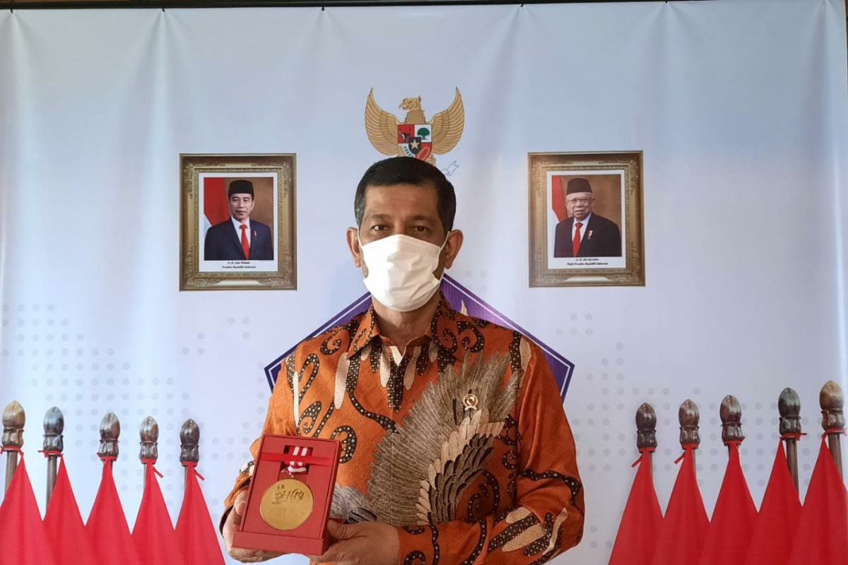 Kepala BNPB Doni Manardo terima anugerah "Medali Emas Pentahelix"