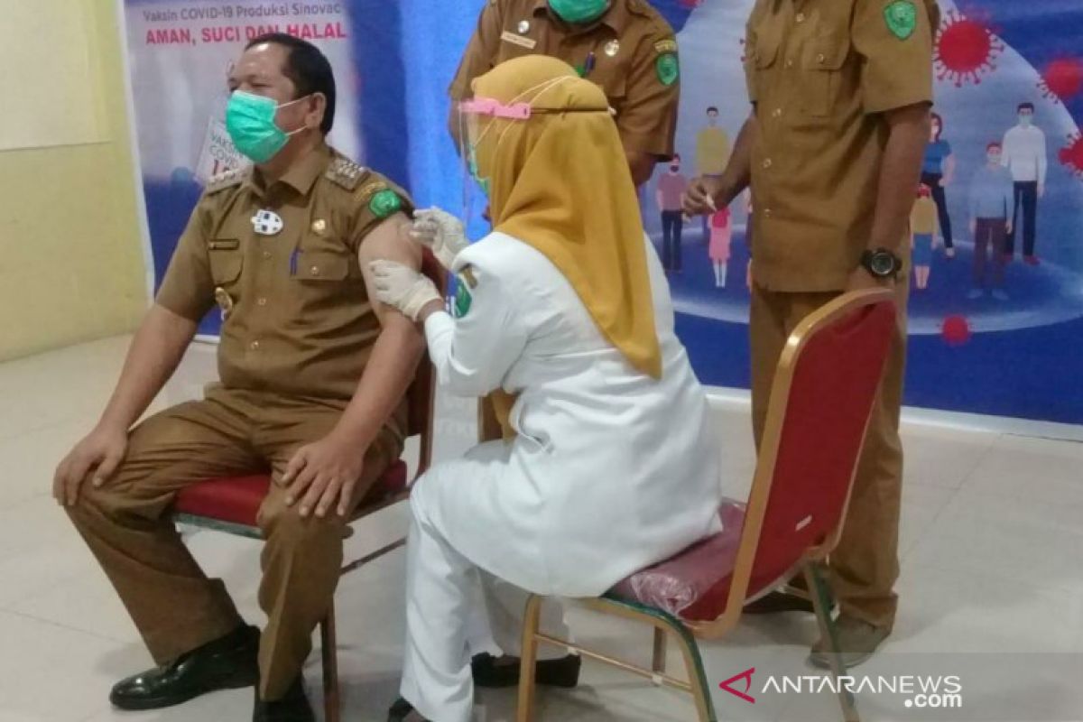 Hari ini, Wali Kota Padangsidimpuan Irsan Efendi disuntik vaksin COVID-19