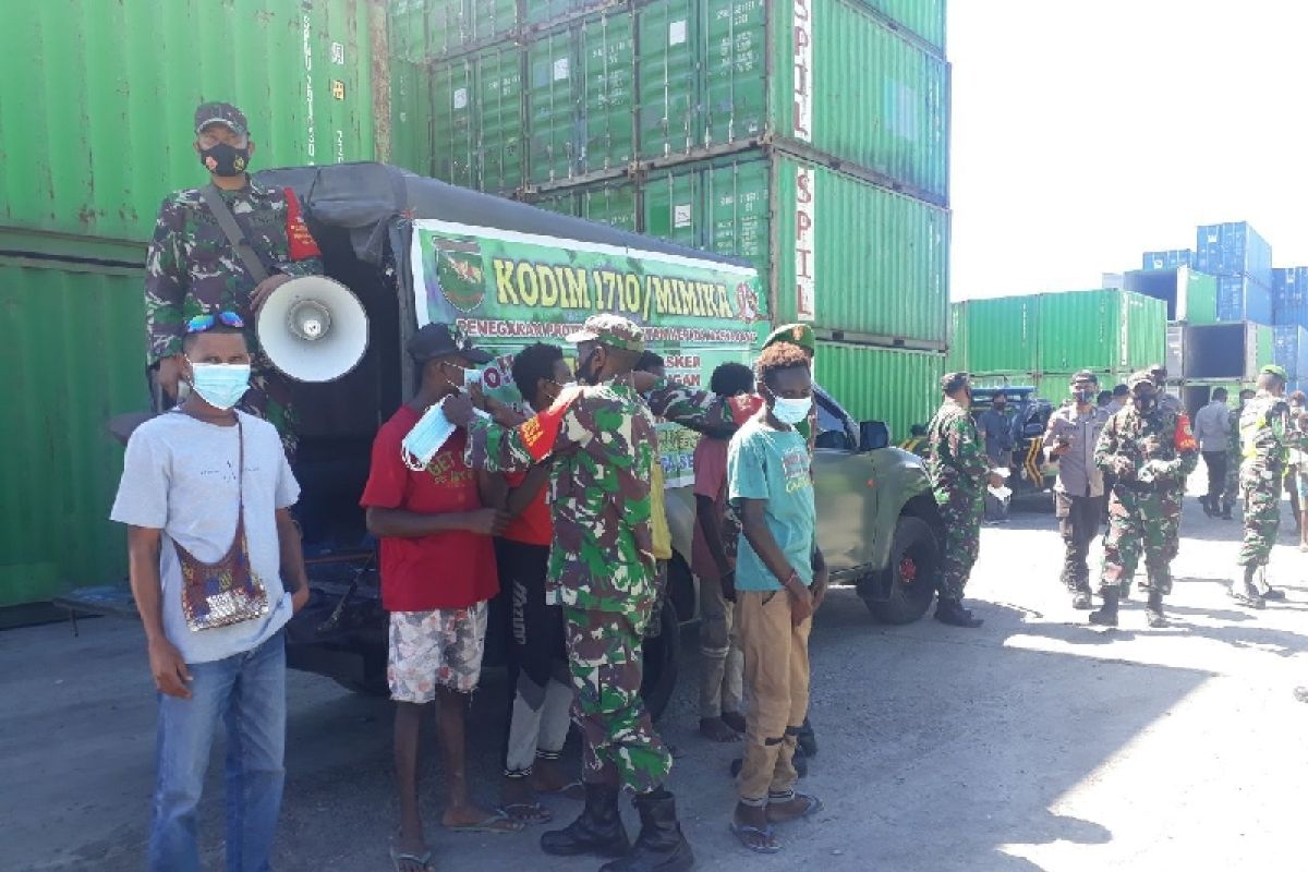 Kodim Timika bagi masker di pelabuhan Pomako